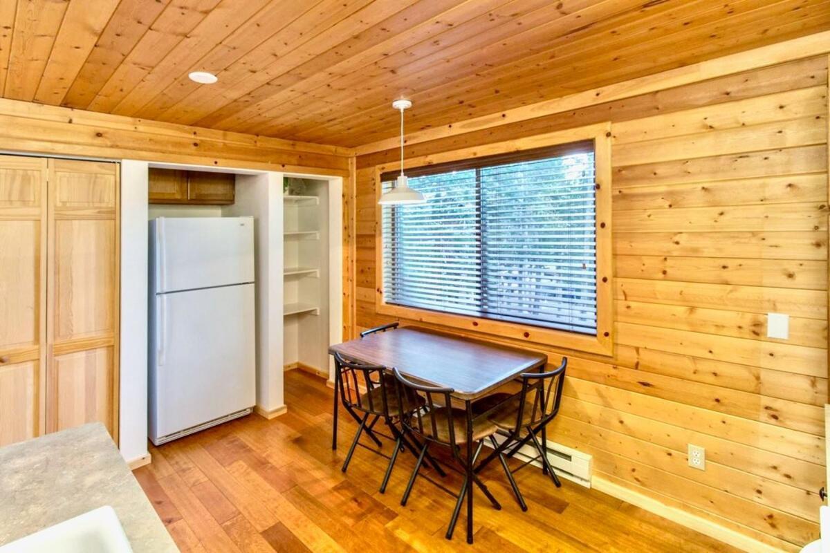 Lovely Log Cabin With Fire Pit! Duck Creek Village エクステリア 写真